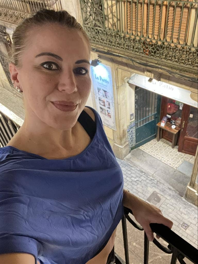 active, female ISO ROOM