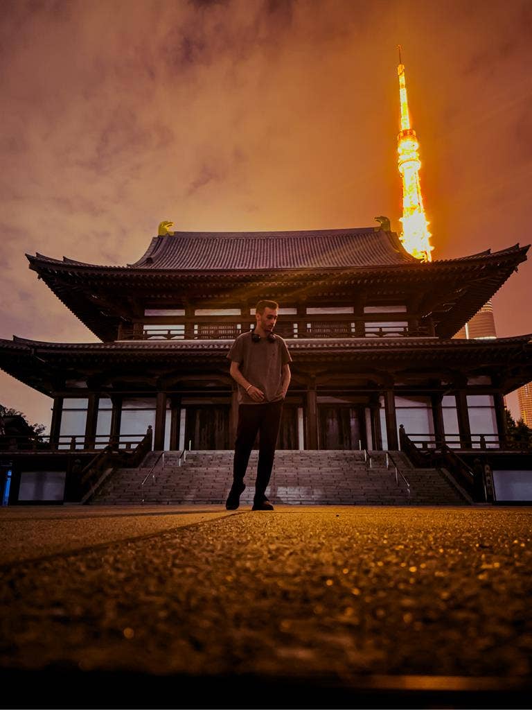 Photographer looking for room