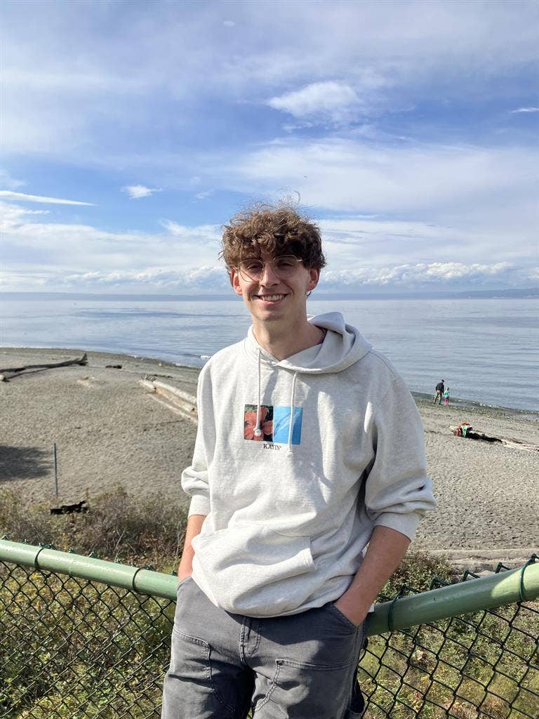 UW Student ISO Room or Roommates
