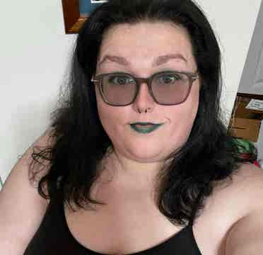 Lesbian Couple Looking For a Room