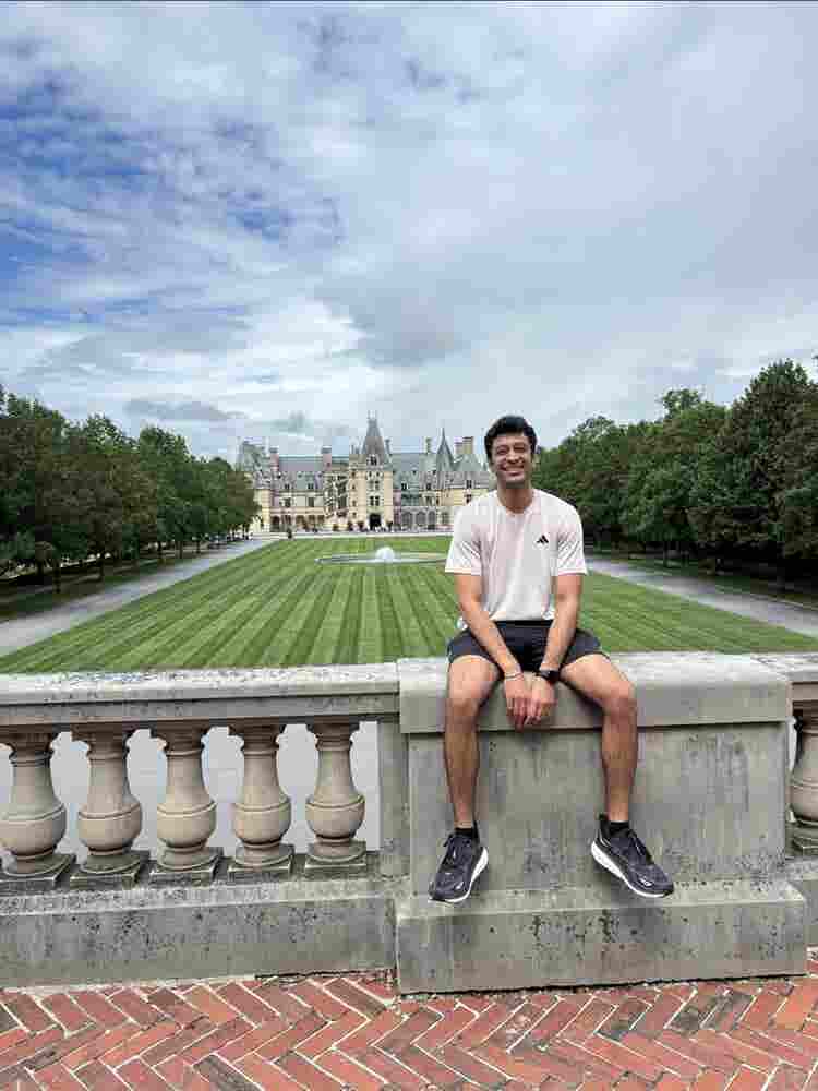 Looking for  social roommates