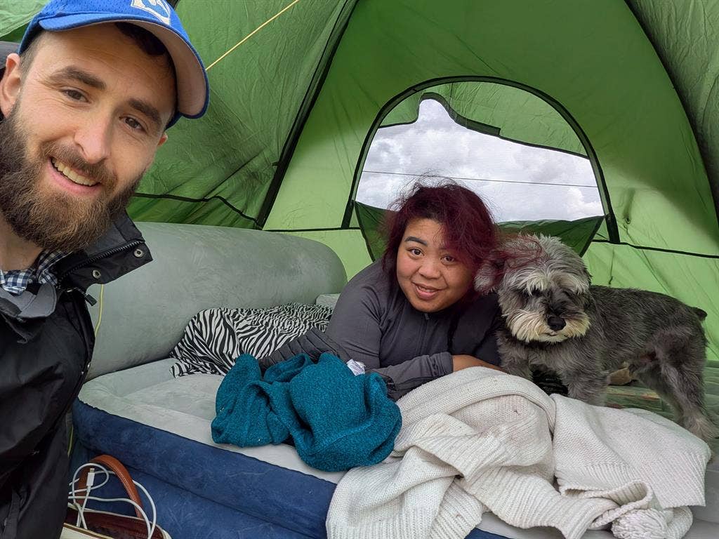 Couple w/ dog&cat looking for room