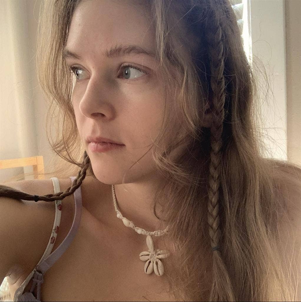 Looking for a roommate (: