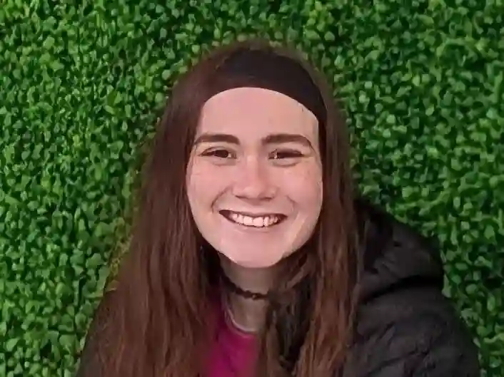 Mid-Twenties F Seeking Private Room