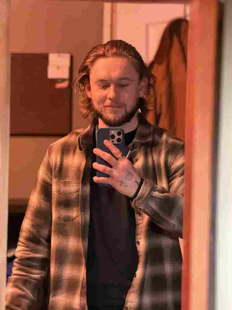 yo Male looking for roomates