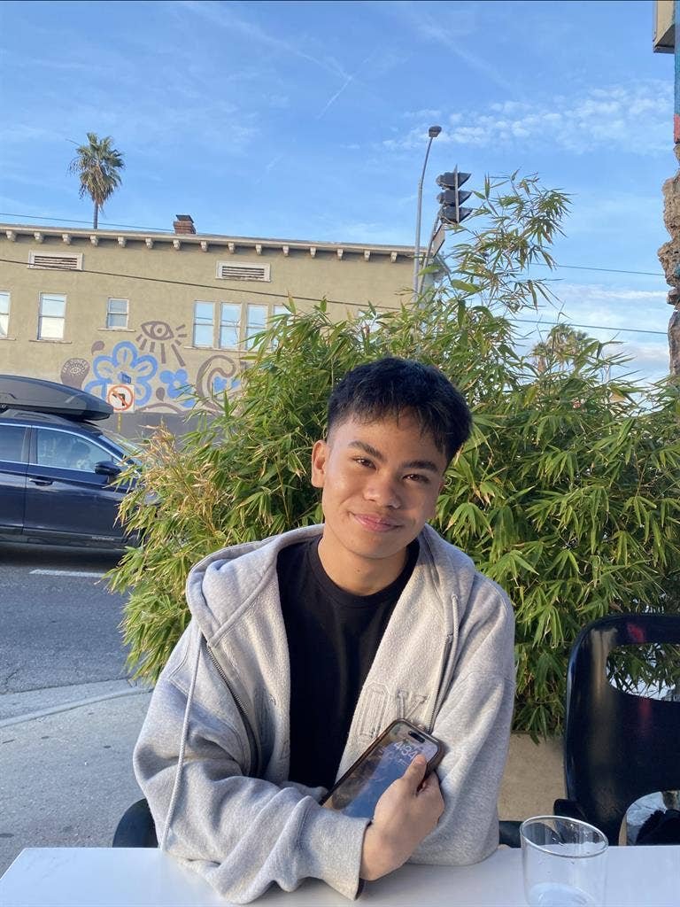 gay m looking for a roomie/room!