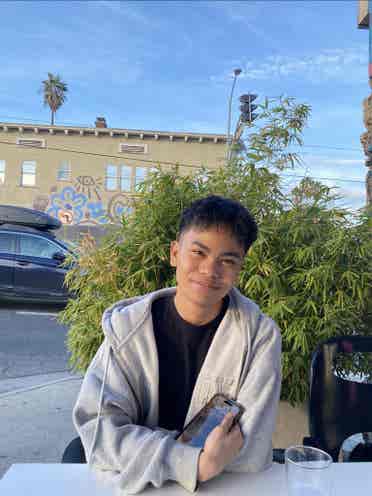 gay m looking for a roomie/room!
