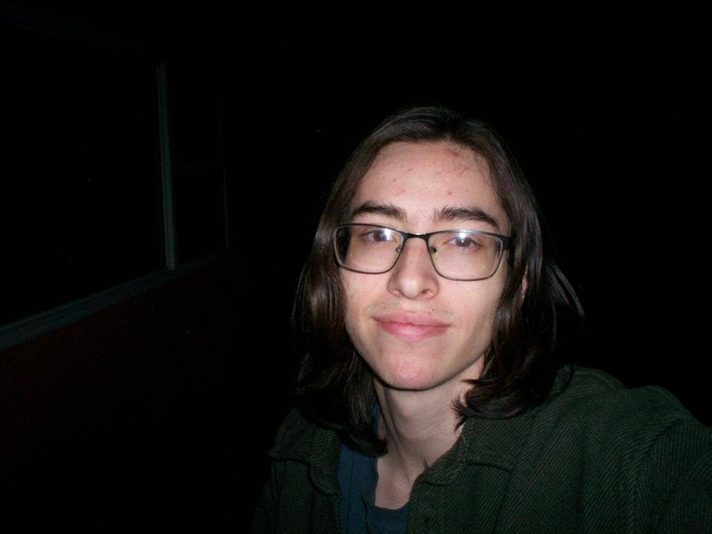 Looking for a roommate/room.