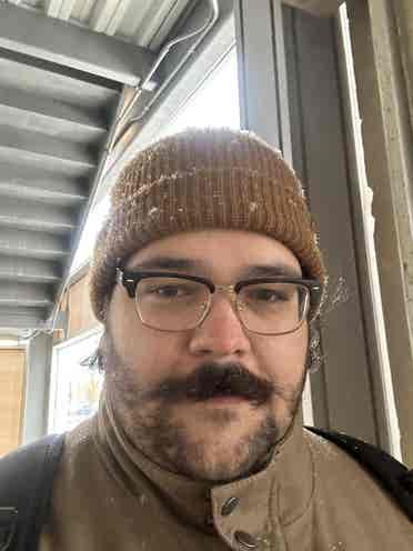 College student looking 4 roommate
