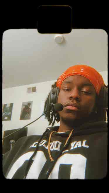 Looking for roommate ( )