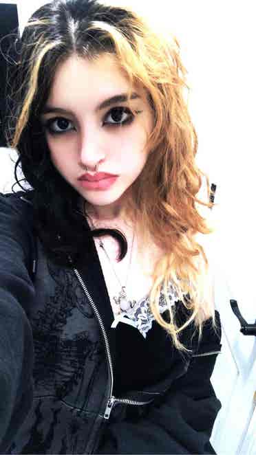 Emely, looking for a nice room : )