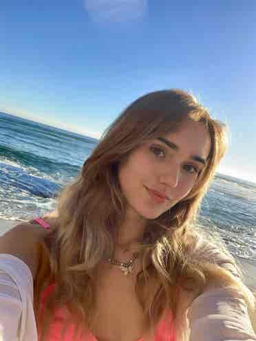 2 girls looking for  rooms