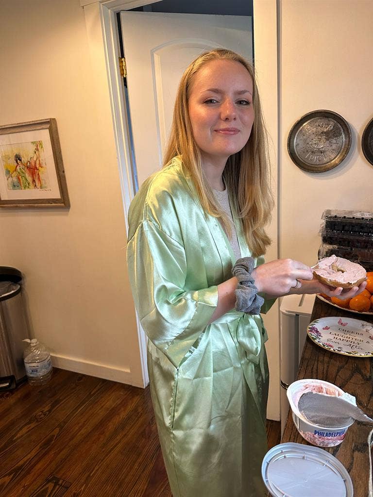 Looking for apartment w/ females