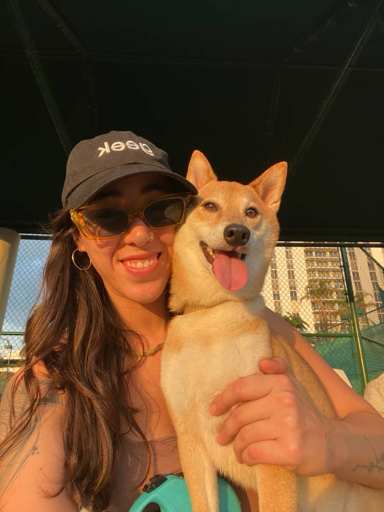 Chill girl and small pup 💘