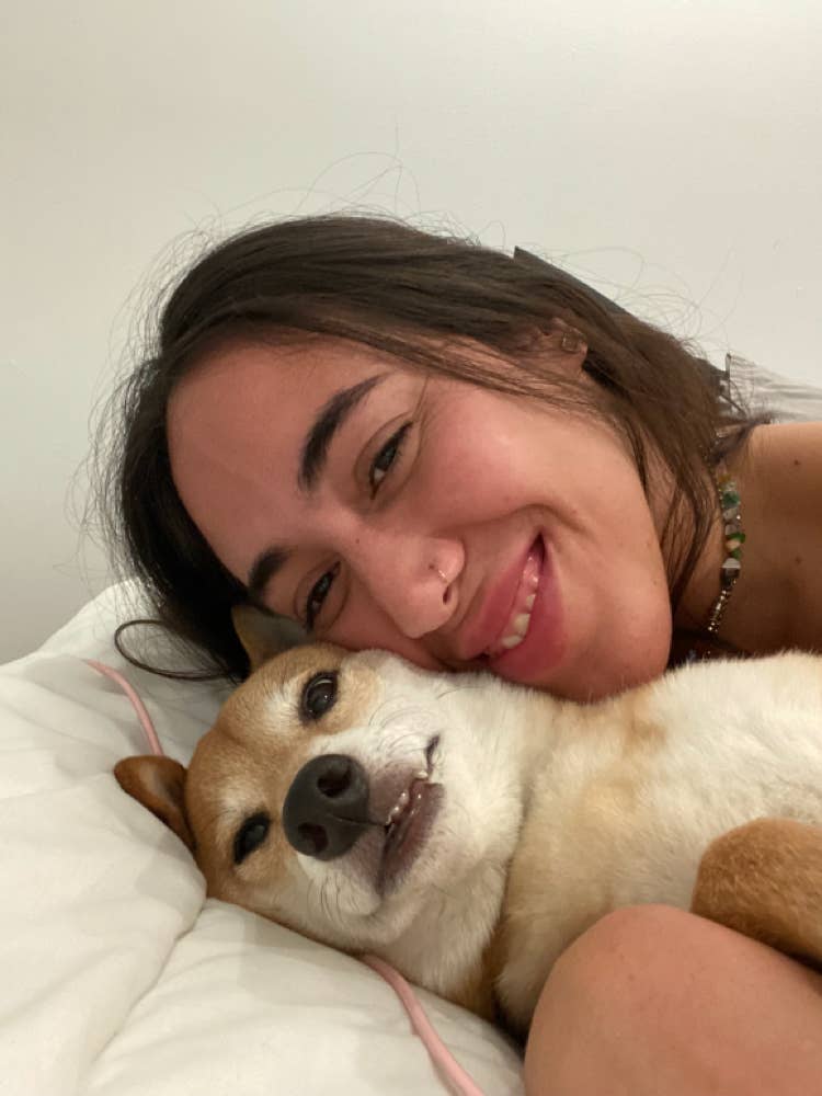 Chill girl and small pup 💘