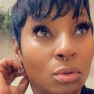 Professional woman seeking a room