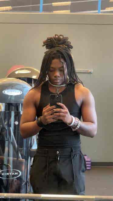 Hi I’m Yon and need a roommate lol