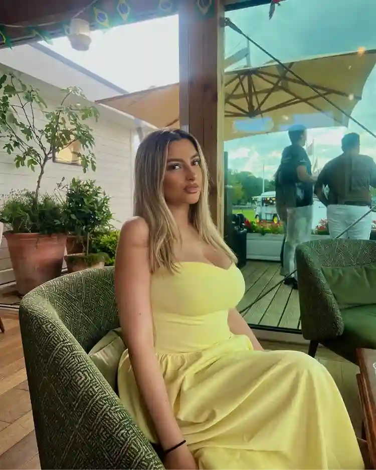 Jessica - Female from London!