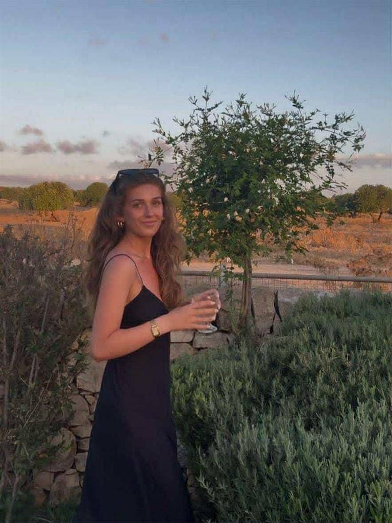 s girl looking for a room