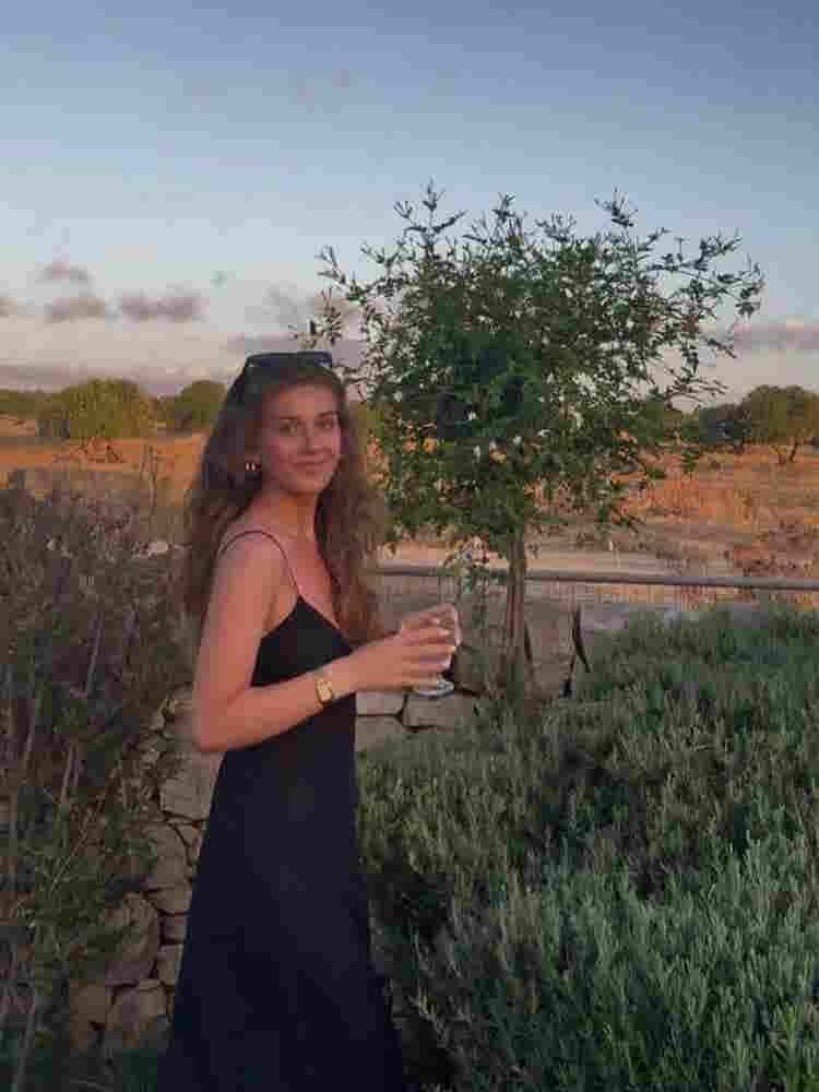 s girl looking for a room