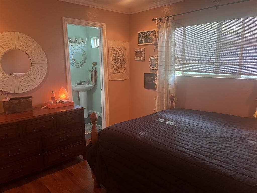 Quiet clean room for rent