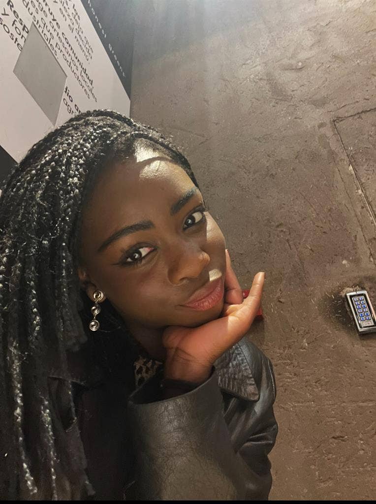 Hab. con gata. Room with kitten.