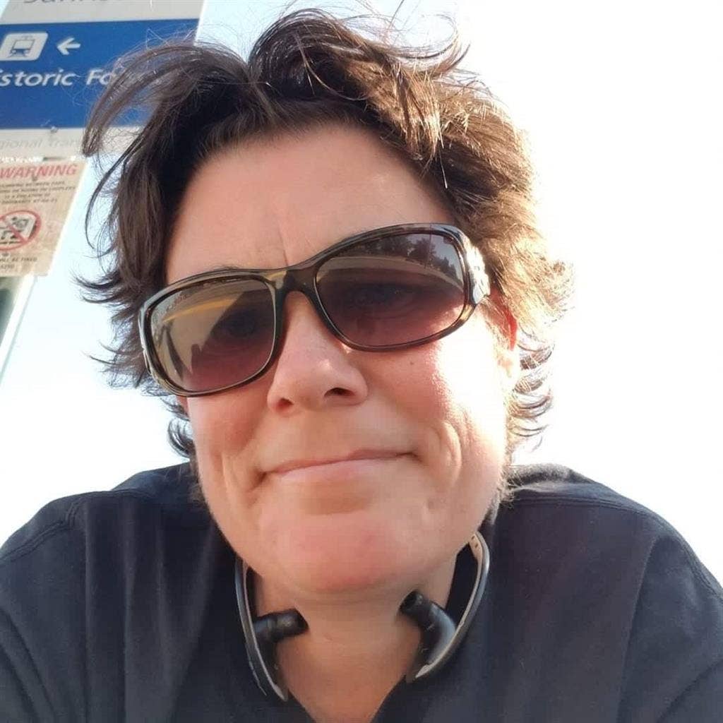 Hello 👋🏼 My name is Kelly.