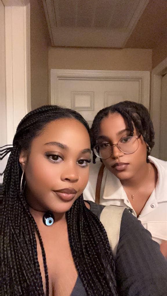 2 college students to share a room!