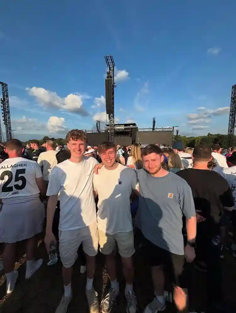 3 best mates seeking Sydney