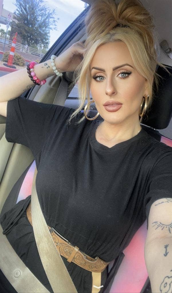 38, singer, healthcare, 2 cats.