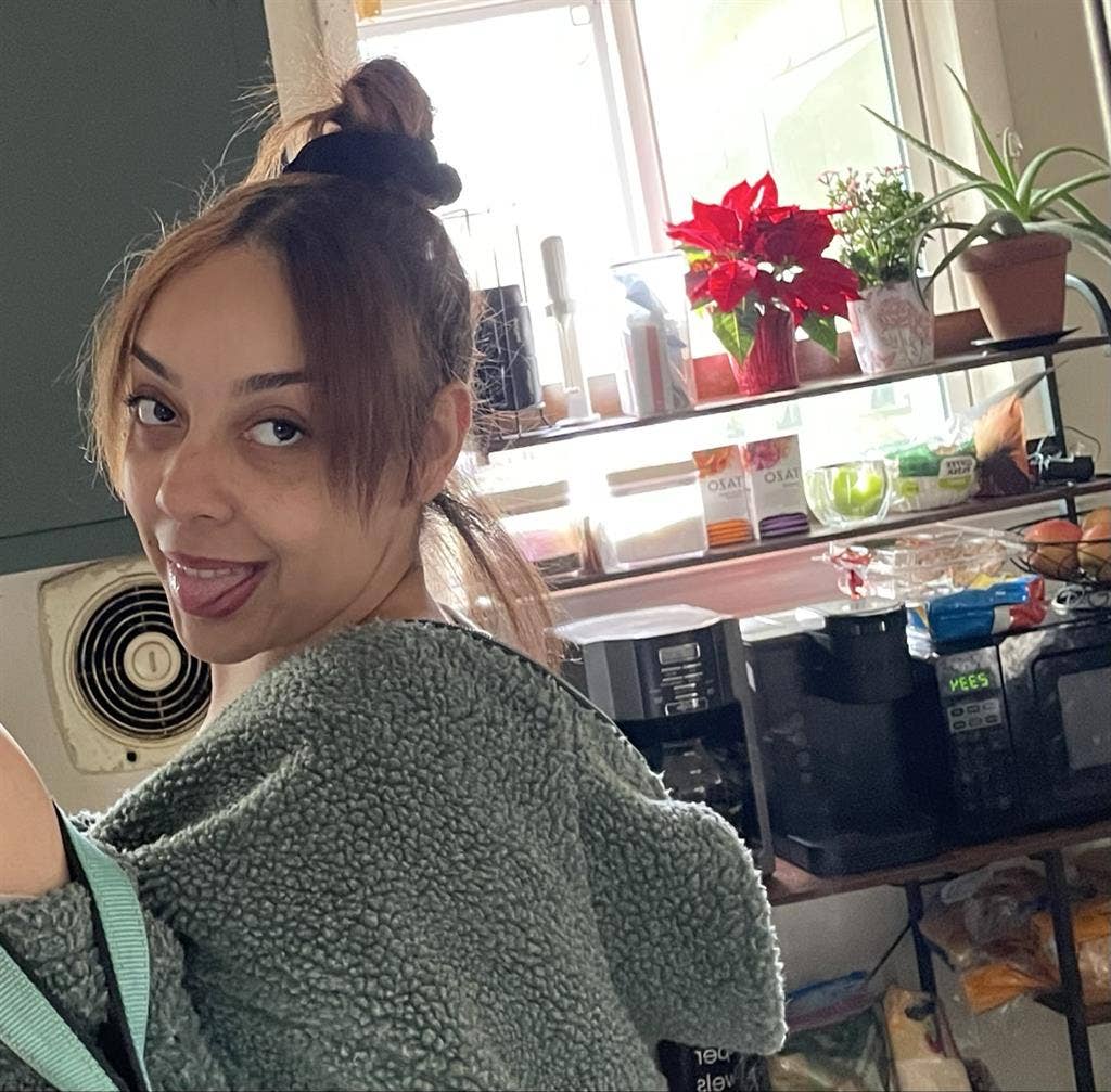 2 women looking for rooming/housing