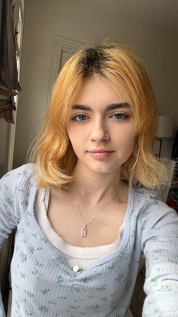 Room with female(s), Portland area