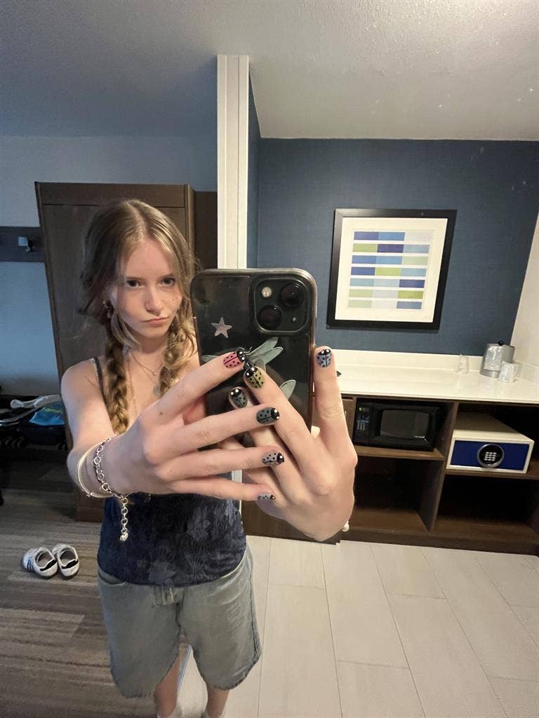 Female Roommate (18)