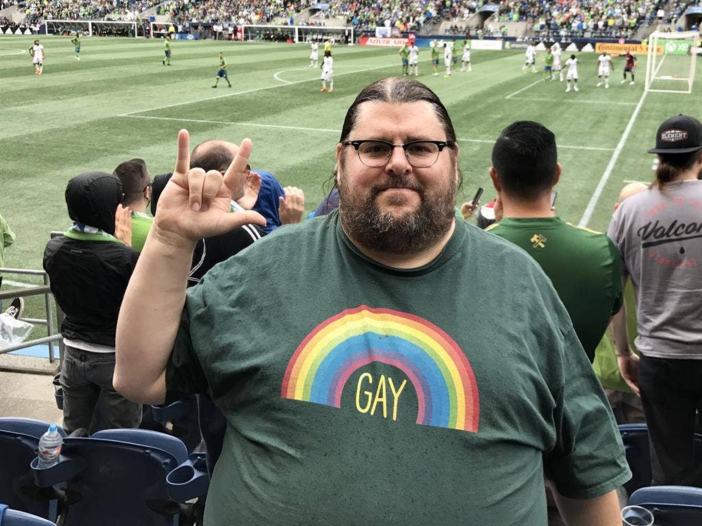 Gay guy looking for 🚺 roommates
