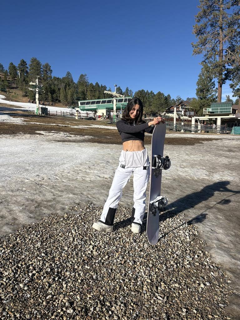 24F looking for room 😊