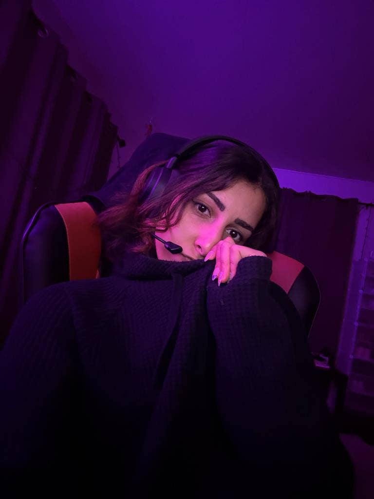 24F looking for room 😊