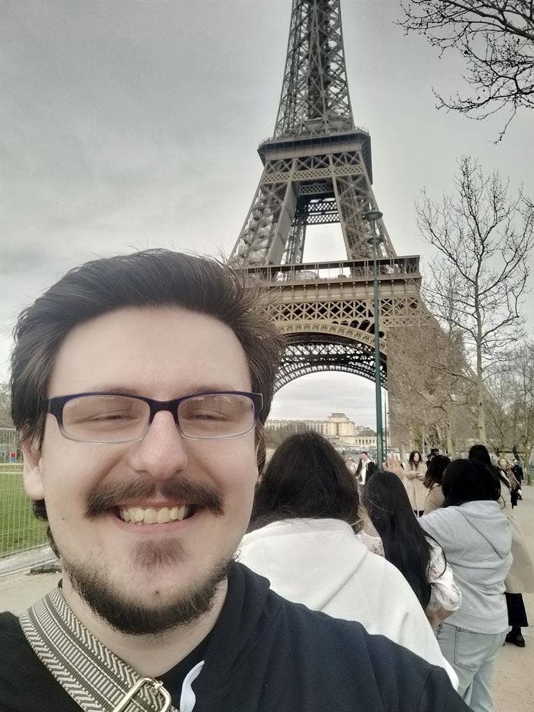 Looking for roommate/apartment