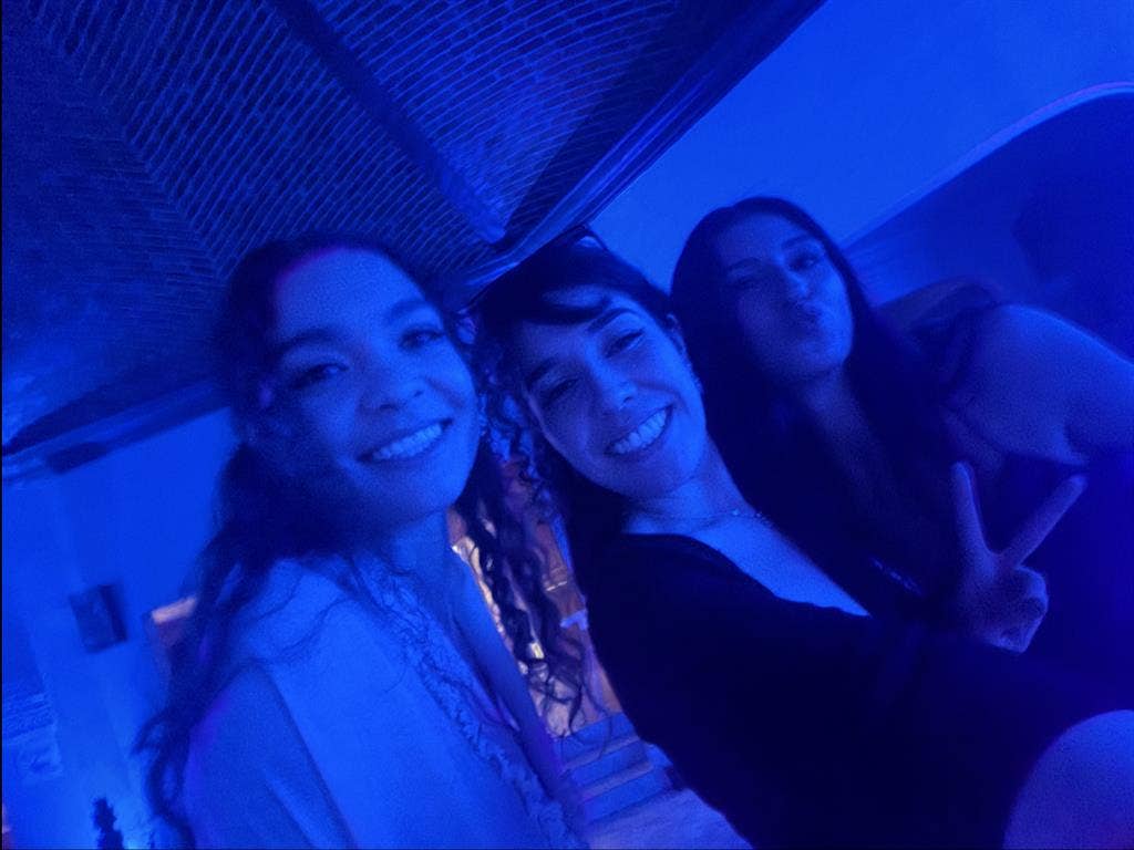Looking for a fem roommate in LA!