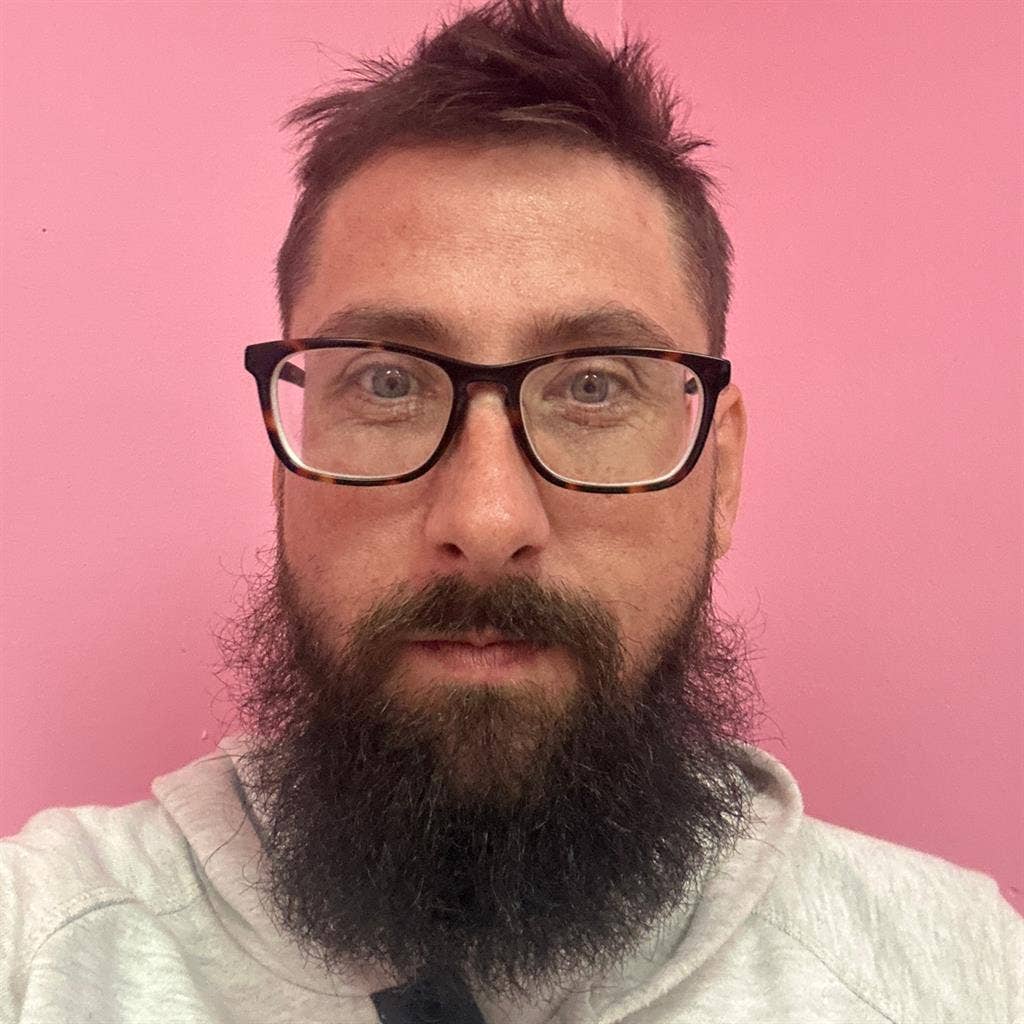 34/M: student single & easy going