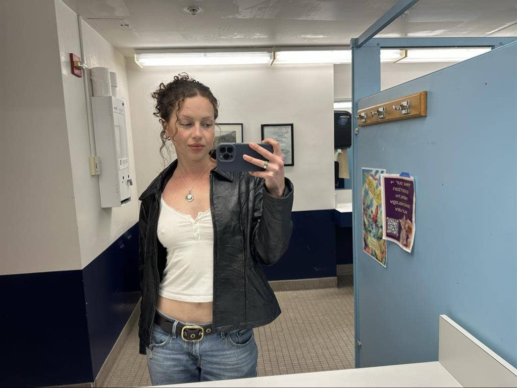 LOOKING FOR A ROOM ༆✧
