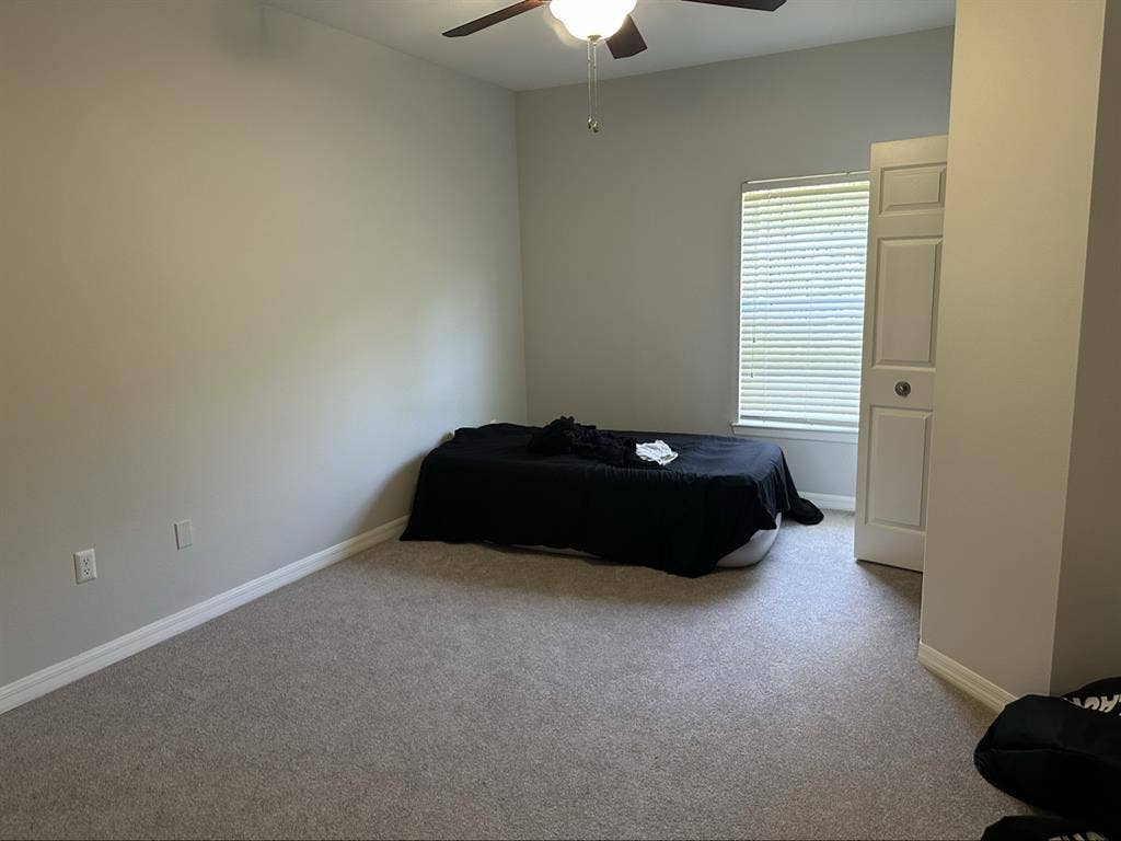 Clean room for rent!!