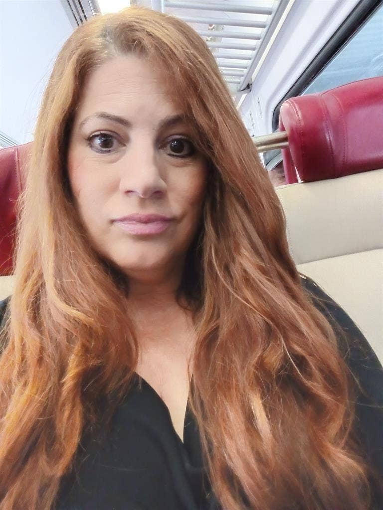 Female prof. for Apt in Aventura