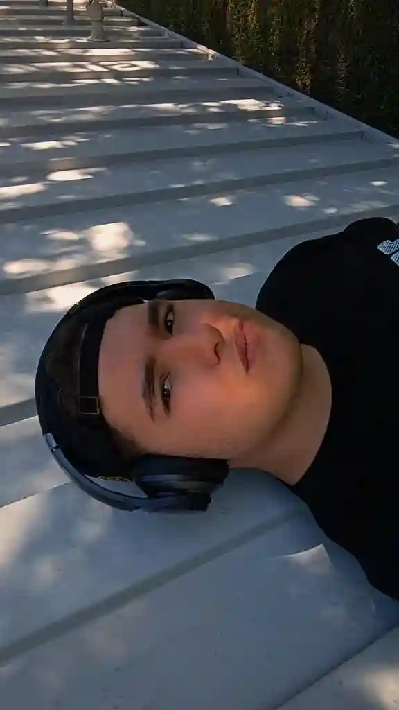 Hey. I'm Kurt looking for roommates