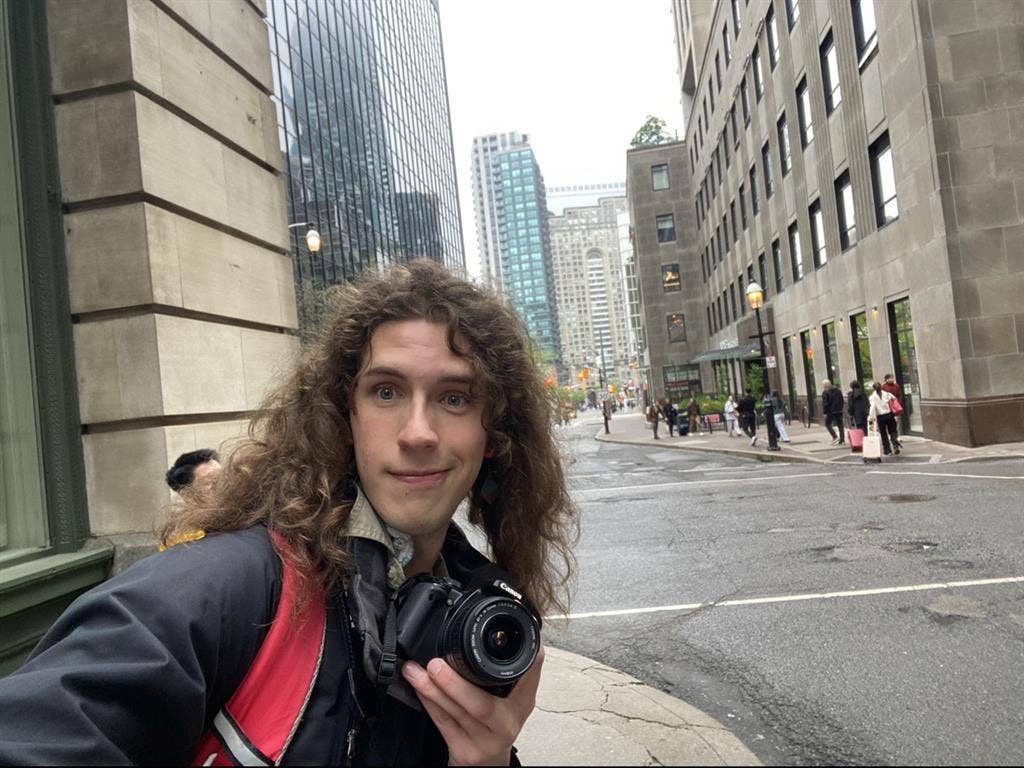 Two 20 y/o friends looking for room