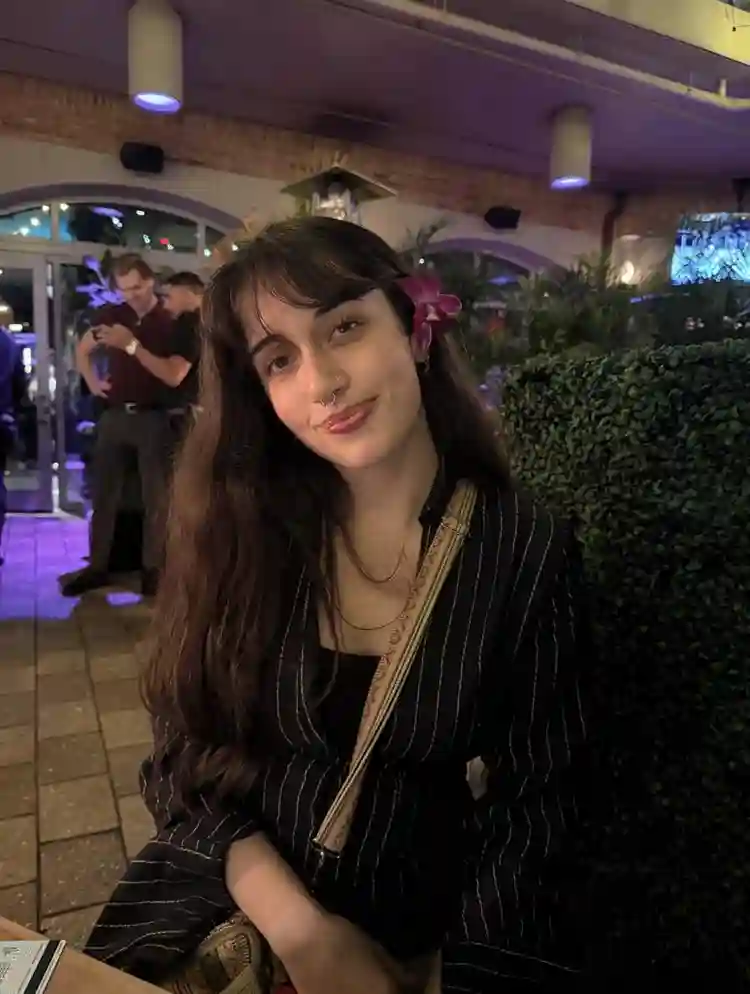 College girlie looking for a room