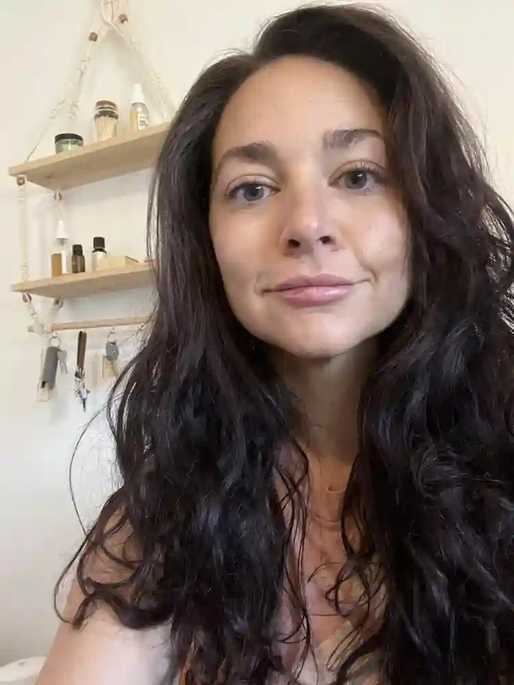 37 female WITH A CAT! Seeks room.