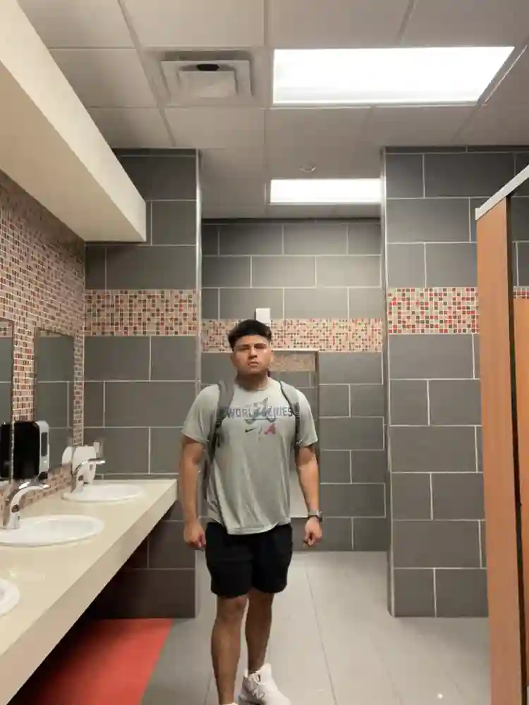 Looking for roomates/ rooms