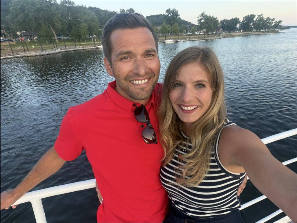 Long distance couple seeking room