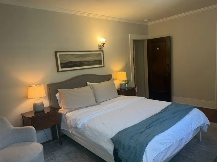 Comfortable furnished room for rent